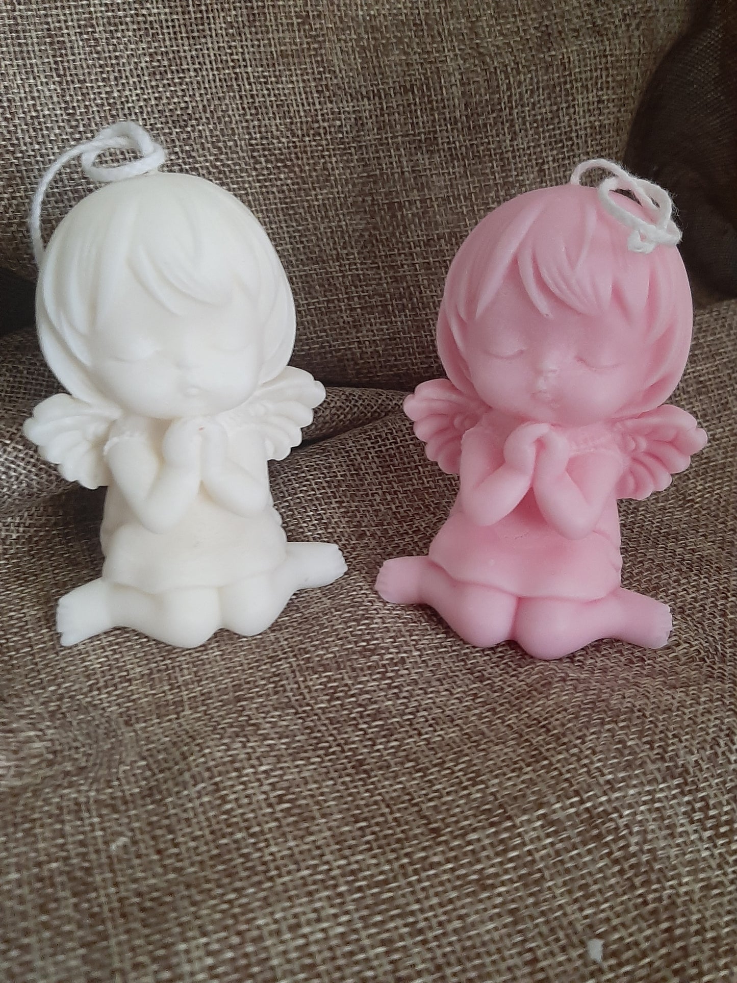 Figura de niña rezando para la comunión